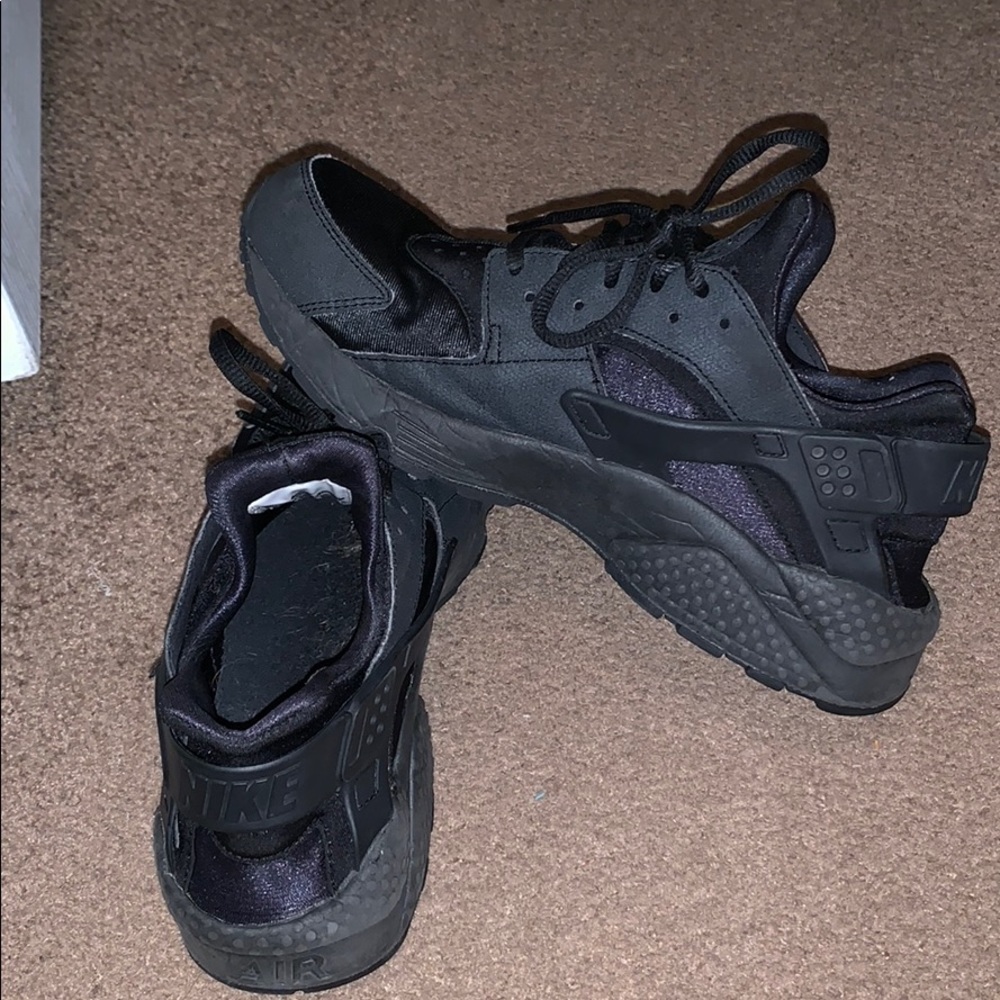 (SOLD) Nike all black Huaraches